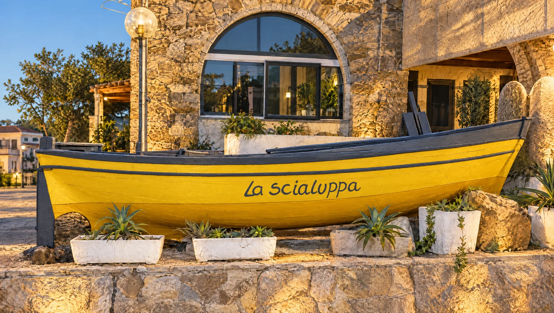 La barca gialla La Scialuppa all’ingresso